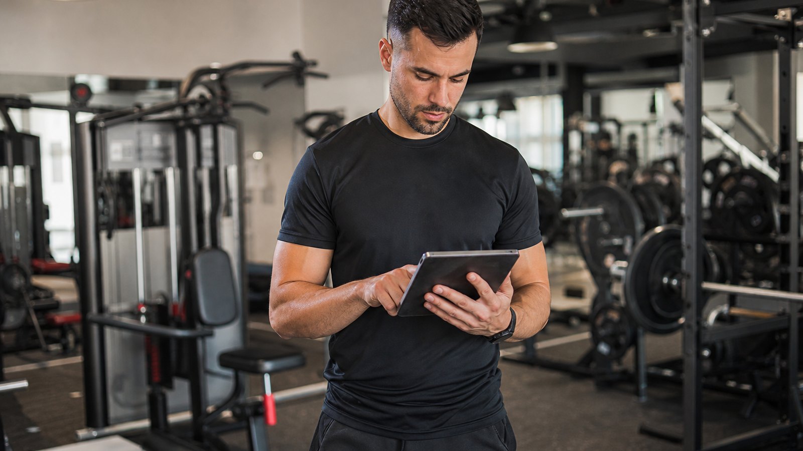 Coach sportif pointant une séance réalisée
